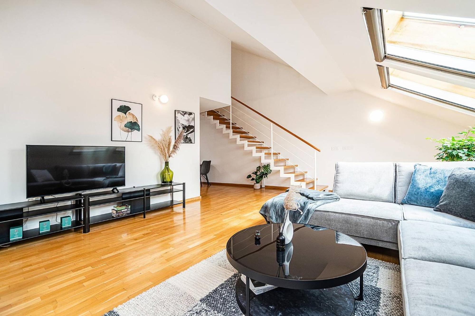 Lavish And Chic Duplex For Families And Couples